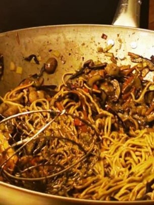 Stir fry nudle s gamberima, gljivama i povrćem by David Skoko